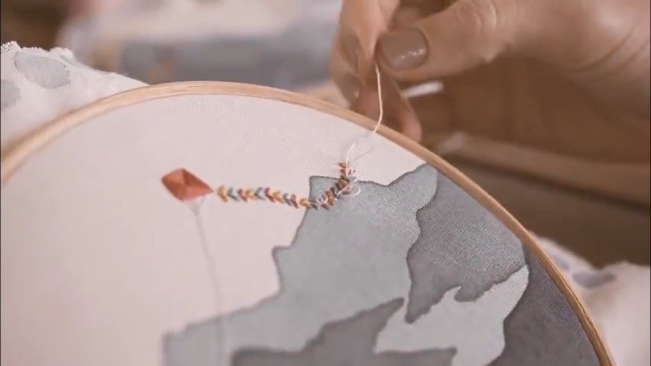 Crianças brincando em atividade sensorial